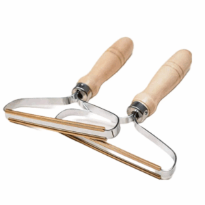 Set 2 x Dispozitiv portabil pentru indepartarea scamelor de pe haine, maner din lemn