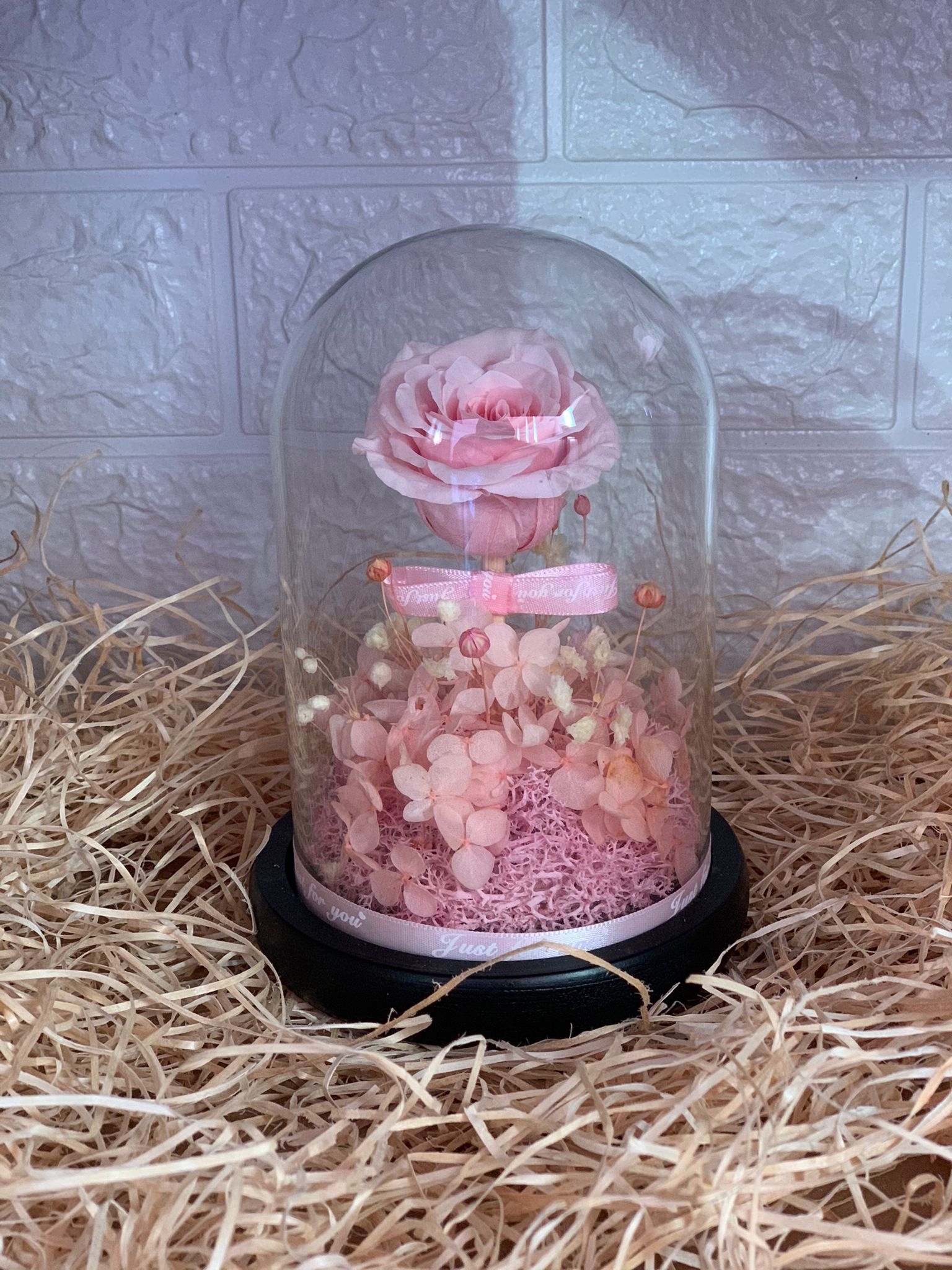 Trandafir roz criogenat in cupola cu decoratiuni Smartmall