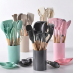 Set Ustensile Bucatarie Silicon 12 Piese | Maner Lemn | Compatibil Vase Non-Aderente | Diferite Culori